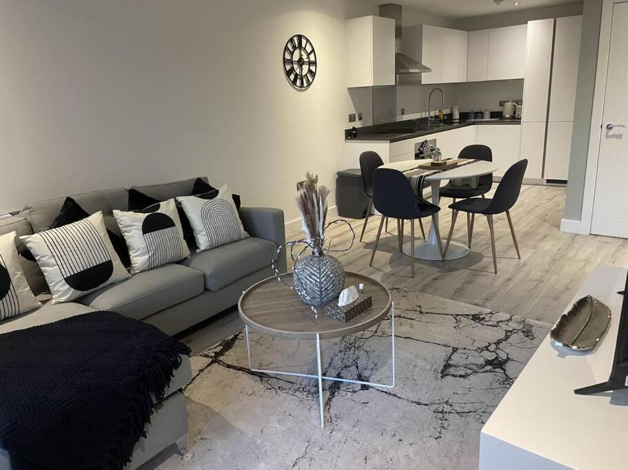 Modern And Cozy 2 Bed City Centre Apartment With Free Secure Parking Space Личфилд Экстерьер фото